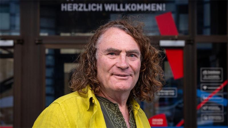 Der Klotz des Anstoßes: Was wird aus dem Russischen Haus? Henry Lindemeier protestiert fast jeden Tag als Ein-Mann-Mahnwache vor dem Russischen Haus.