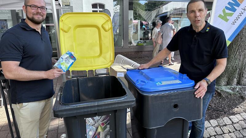 Henryk Wartmann (l.) und Oliver Fischer erklären den Menschen, was in die Gelbe und was in die Blaue Tonne gehört, und wie die Tonnen zu stehen haben. Denn, nein: Das ist noch immer nicht allen klar.