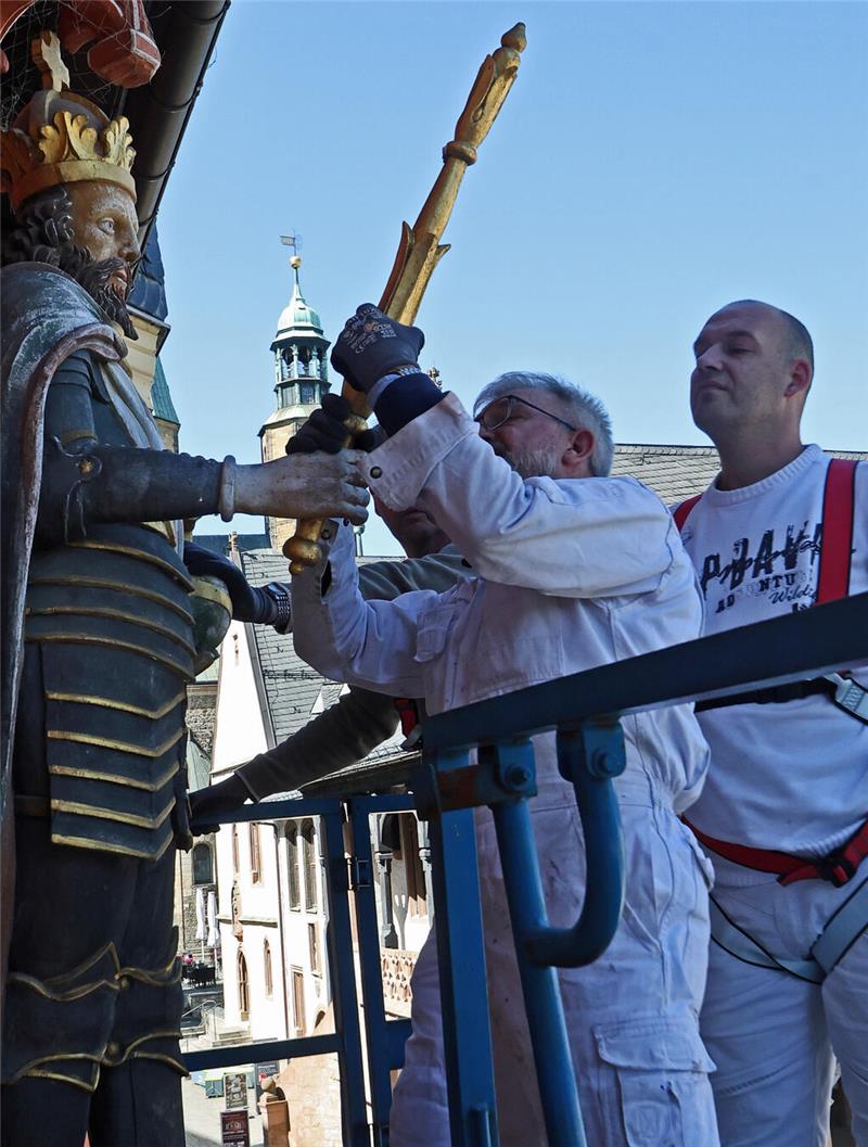 Fort von der Worth: Goslar schickt Kaiser auf Kur nach Ostharingen Her mit dem Zepter: Christoph Jarzebski (l.) und Christoph Sudhoff schauen genau hin, wenn einem Kaiser die Macht genommen wird.