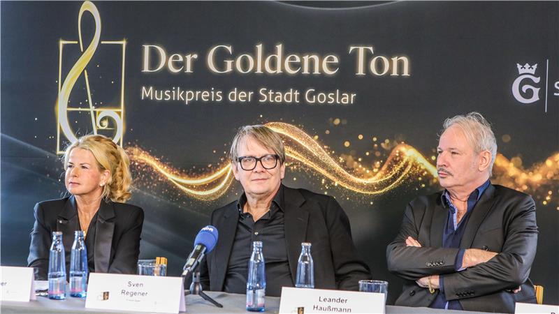 Goslars Oberbürgermeisterin Urte Schwerdtner, Preisträger Sven Regener und Laudator Leander Haußmann stehen vorab bei der Pressekonferenz Rede und Antwort.
