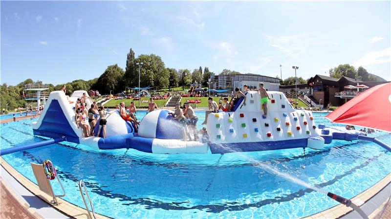 Herausforderung und ein Megajux zugleich: Der Wasserparcours ist der Renner beim Fest im Aquantic-Freibad. Foto: Neuendorf