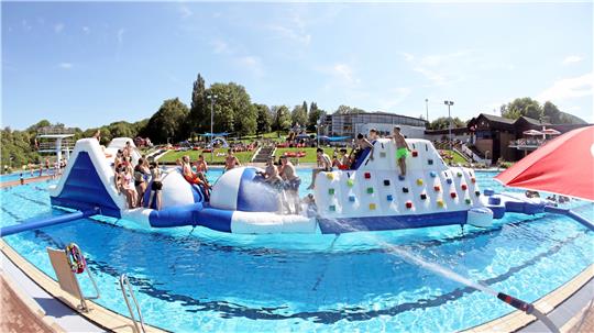 Herausforderung und ein Megajux zugleich: Der Wasserparcours ist der Renner beim Fest im Aquantic-Freibad. Foto: Neuendorf