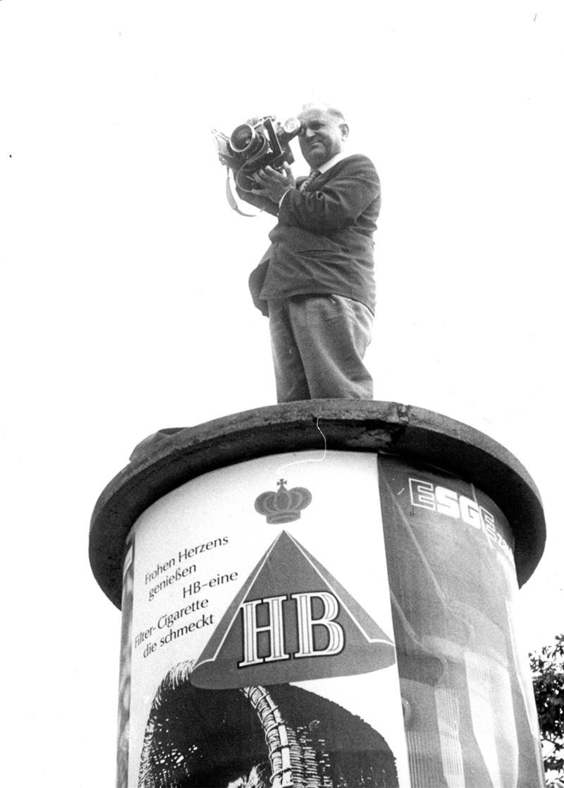 Studenten heben Bad Harzburgs alten Fotoschatz Herbert Ahrens 1963 in Aktion beim Salzfestumzug. Foto: Ahrens-Archiv