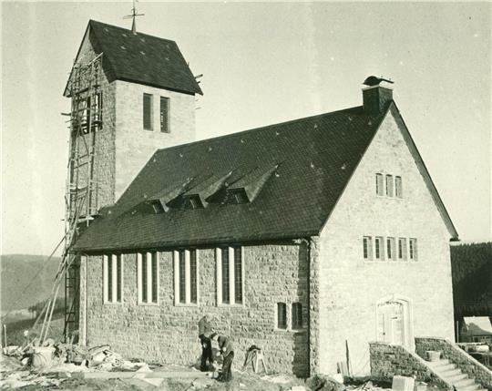 Herbert Ahrens dokumentiert 1955 mit einem Foto die letzten Bauarbeiten an der St.-Petrus-Kapelle Schulenberg und den Einzug der Kirchenglocken.