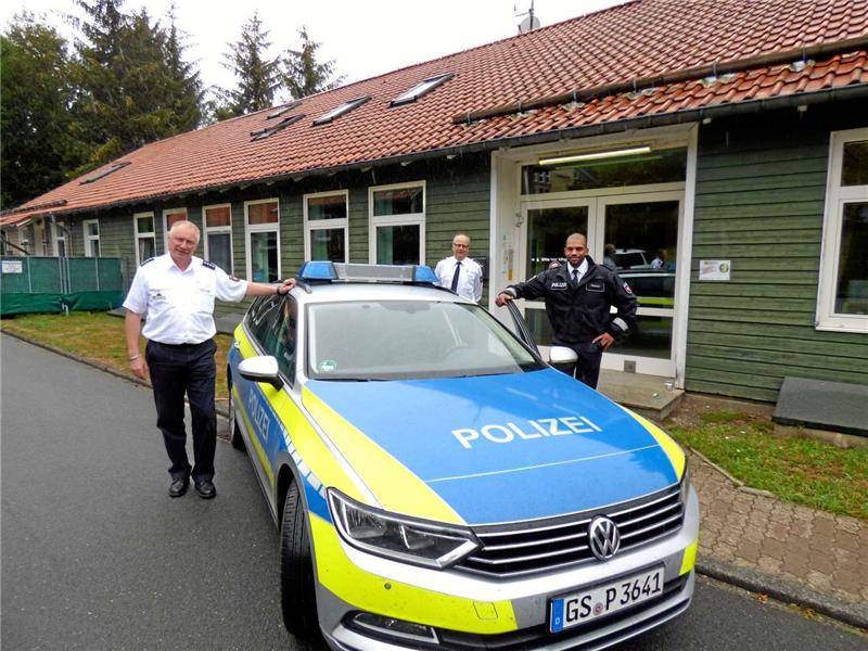 Herbert Brauer geht, Mauritius Fahrbach (rechts) wird vom 1. September bis zum 31. März 2019 den Einsatz- und Streifendienst leiten. PK-Leiter Michael Lepa (Mitte) weiß diese Aufgabe bei dem jungen, aber bereits erfahrenen Beamten in guten Händen.  Foto: Ebeling