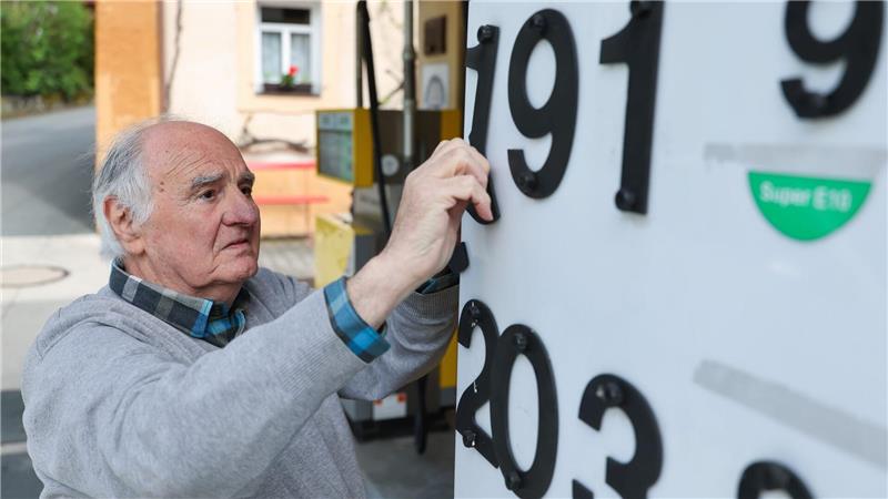 Herbert Brendel passt die Preisanzeige noch händisch an. 