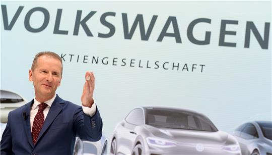 Herbert Diess, Vorstandsvorsitzender von Volkswagen, bei einer Pressekonferenz. Diess war selbst offenbar noch nicht in dem „wirtschaftlich unbedeutenden“ Werk Ürümqi in Xinjiang. Foto: Swen Pförtner/dpa