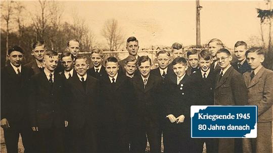 Herbert Giesecke (2.v.l.) und Hellmut Westermann (2.v.r.) begegnen sich im Weltkriegseinsatz nicht persönlich, kennen sich aber aus ihrer gemeinsamen Zeit an der Goetheschule. Im März 1942 werden sie sogar zusammen mit Hellmuts Bruder Gerd Westermann in der Frankenberger Kirche von Pastor Lindemann konfirmiert.