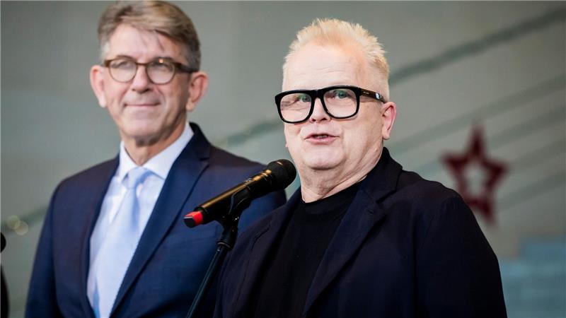 Weimer sagt Musikern Hilfe für faire Streaming-Honorare zu Herbert Grönemeyer nennt die Vergütung ein System für Doofe.