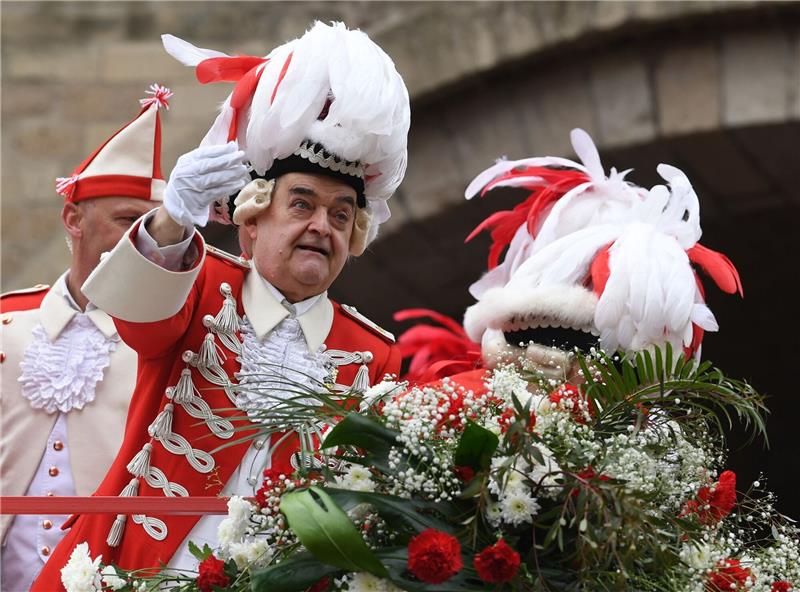 Erster Rosenmontagszug sollte Karneval an die Kette legen Herbert Reul (CDU), Innenminister von Nordrhein-Westfalen, steht auf dem Wagen der Rote Funken (Kölsche Funke rut-wieß v. 1823).