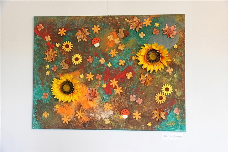 Kunstausstellung: Harly-Schüler werden gemeinsam stark „Herbstblumen“ heißt dieses Bild: Die Schüler gestalteten gemeinsam eine bunte Blumenwiese in Mal- und Klebetechnik. Foto: Hartmann