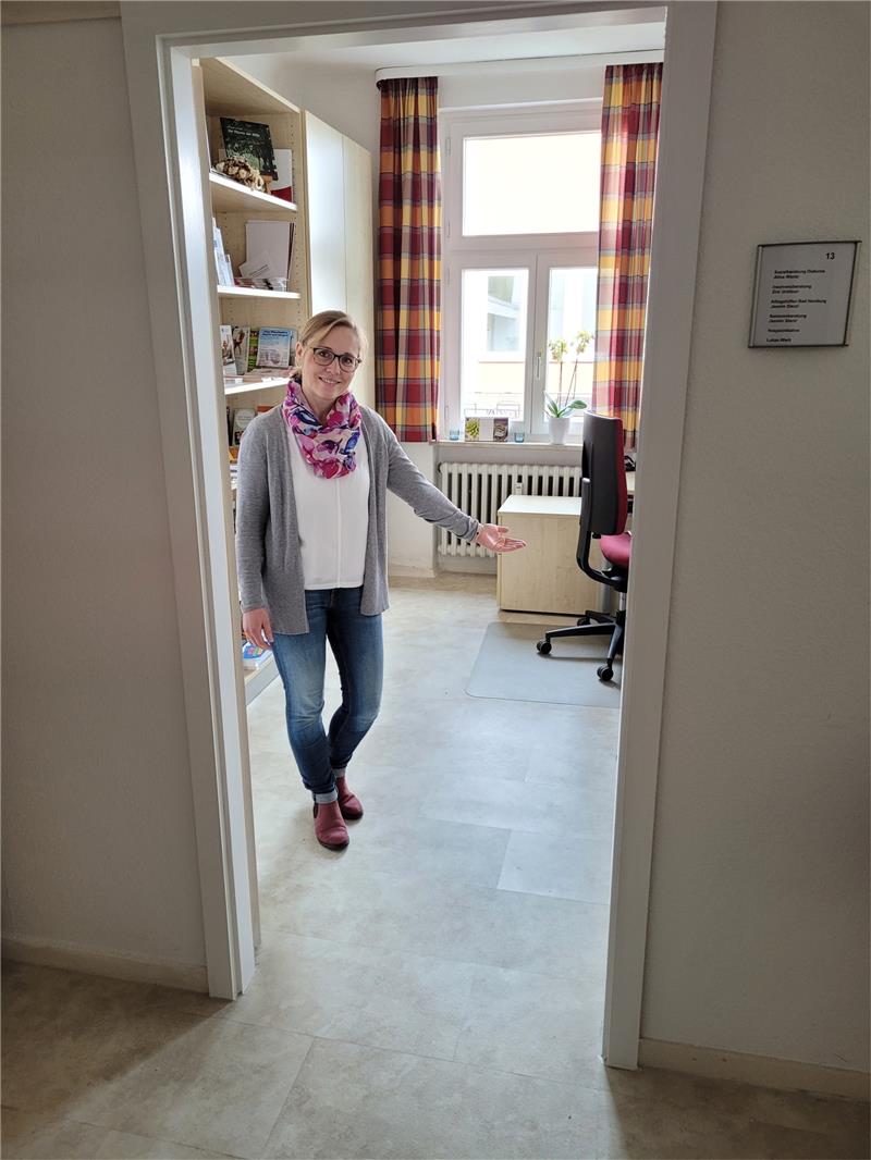 Mehrgenerationenhaus: Jasmin Sterzl hilft Senioren Herein, die Tür steht offen: Jasmin Sterzl, früher Projektkoordinatorin im Mehrgenerationenhaus, ist aus der Elternzeit zurück. Seit 1. Februar kümmert sie sich um die Vermittlung von Alltagshilfen. Außerdem unterstützt und berät sie Senioren. Foto: Exner