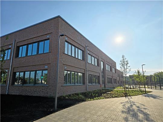 Hereinspaziert: Am Freitag öffnet das neue Schulzentrum Goldene Aue seine Türen für die beiden Schulen und die Gäste eines Festaktes. Foto: Sowa