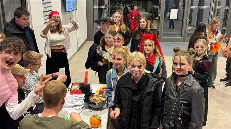 Hereinspaziert: Der CvD-Abiturjahrgang verkauft 113 Tickets für seine Halloween-Party in der neuen Goldenen Aue.