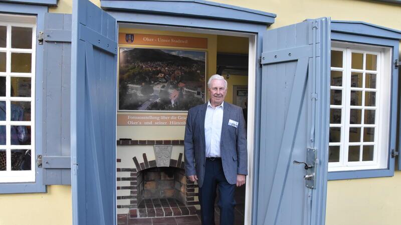 Das Teehaus im Stadtpark zeigt Okers Menschen und Geschichte Hereinspaziert: Dieter Sandte präsentiert im Stadtpark-Teehaus seine Ausstellung über die Geschichte Okers.
