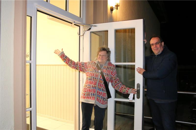 Neuer Raum für Anwohner: Wiedereröffnung in Nauen Hereinspaziert: Ortsbürgermeisterin des Flecken Lutter Karin Rösler-Brandt und Ingo Henze, Bürgermeister der Stadt Langelsheim, heißen die Besucher im Dorfgemeinschaftshaus Nauen willkommen.