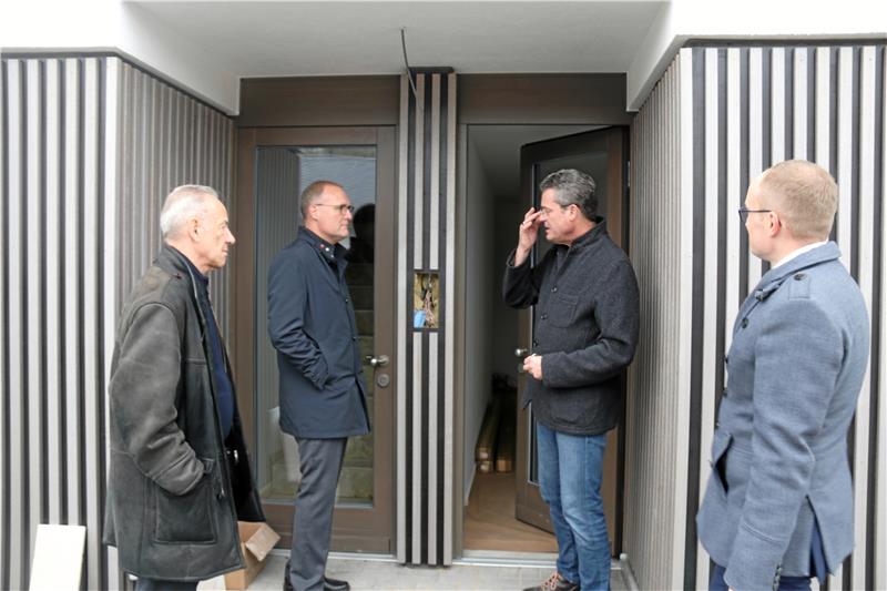 100 neue Wohnungen am Goslarer Fliegerhorst Hereinspaziert in die neuen Wohnungen: Die Bauunternehmer Gert Meinhof (links) und Dirk Felsmann (3. v.l.) zeigen dem Volksbank-Vorstand Markus Creydt (2. v.l.) und Stefan Sallier (Firmenkundenberatung Volksbank), wofür sie das Geld ausgegeben haben. Foto: Hartmann