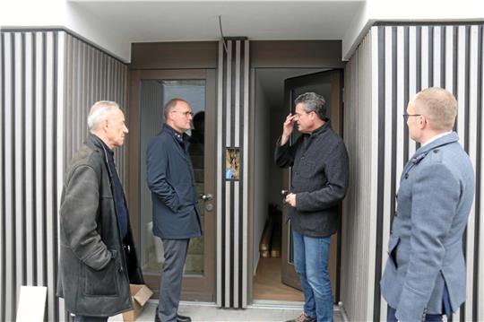 Hereinspaziert in die neuen Wohnungen: Die Bauunternehmer Gert Meinhof (links) und Dirk Felsmann (3. v.l.) zeigen dem Volksbank-Vorstand Markus Creydt (2. v.l.) und Stefan Sallier (Firmenkundenberatung Volksbank), wofür sie das Geld ausgegeben haben. Foto: Hartmann