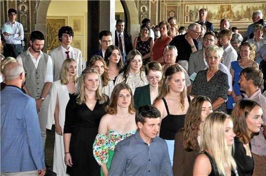 Hereinspaziert zum letzten offiziellen Termin im Schulleben: Der Abitur-Jahrgang 2022 verabschiedet sich am Donnerstagabend in der Kaiserpfalz von seinem CvD-Gymnasium. Die stolzen Eltern und Lehrkräfte stehen ehrend Spalier. Foto: Heine