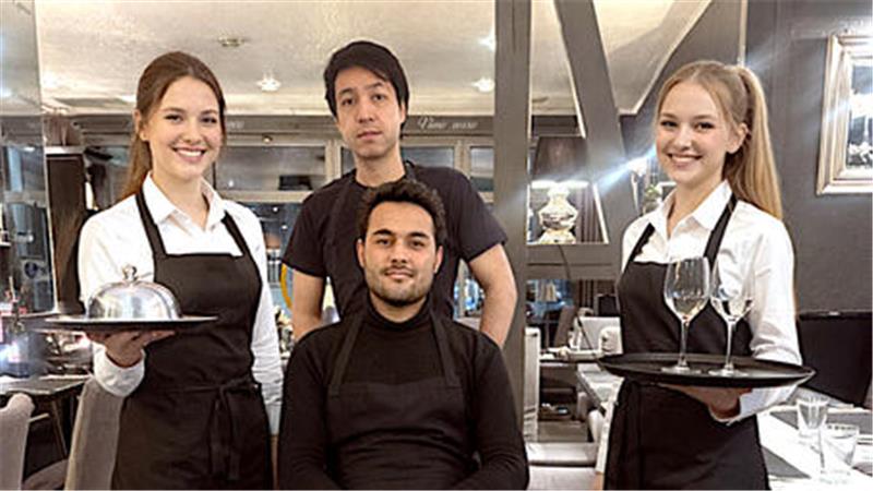 Herjan Ferozie (vorne Mitte) und sein Geschäftspartner und Küchenchef Sorush Ahmadi haben das Goslarer Restaurant „Aubergine“ übernommen.