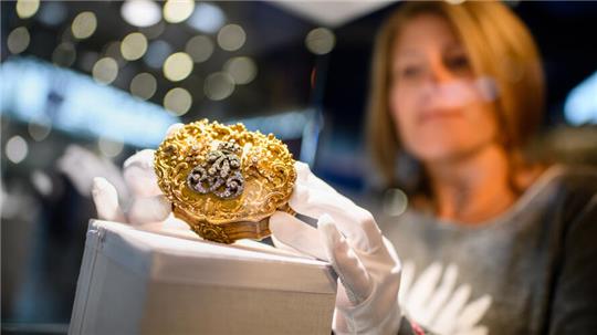 Das Symbolbild zeigt eine kunstvoll verzierte Schnupftabakdose.