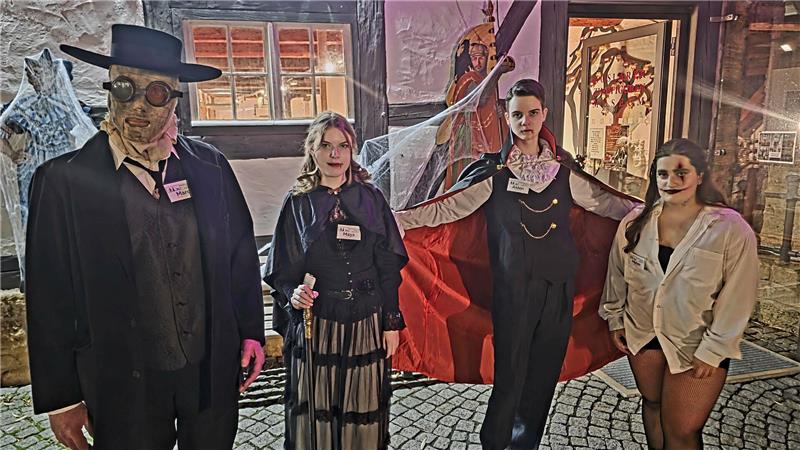 Grusel allerorten: Halloween-Fieber infiziert die Stadt Vor dem Zinnfiguren-Museum begrüßen Marc, Maya, Aiden und Melek die Besucher.