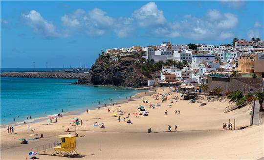 Herrliche Aussichten für den grauen und kalten Winter in Deutschland: Viele Urlaubsreisende zieht es auf die Kanaren, wie hier auf die Insel Fuerteventura. Foto: Shutterstock