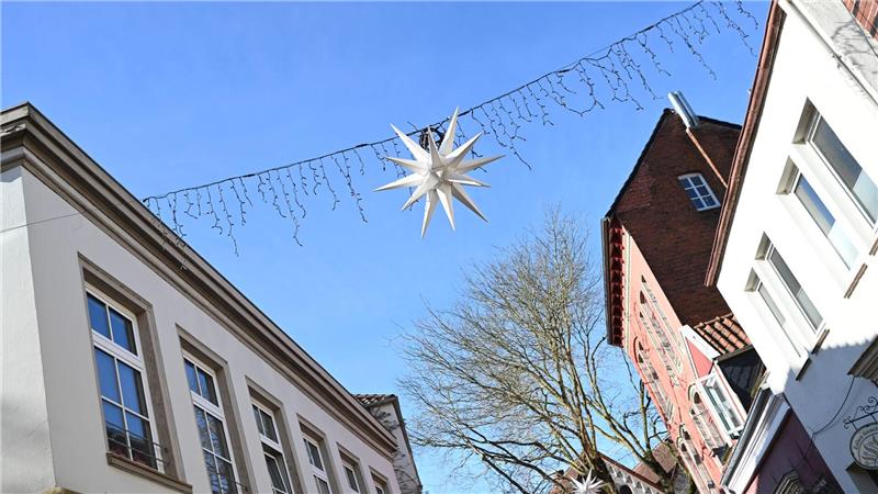 Herrnhuter Sterne schmücken bei sonnigem Wetter die Altstadt.