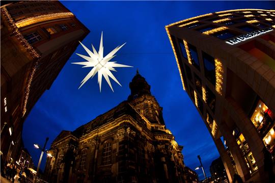 Herrnhuter Sterne, wie hier in Dresden, sind für viele Menschen ein besonderes anrührendes und wertvolles Symbol zu Weihnachten. Es bringt Licht in die Dunkelheit und erzählt in Kirchen von der Weihnachtsbotschaft.  Foto: dpa