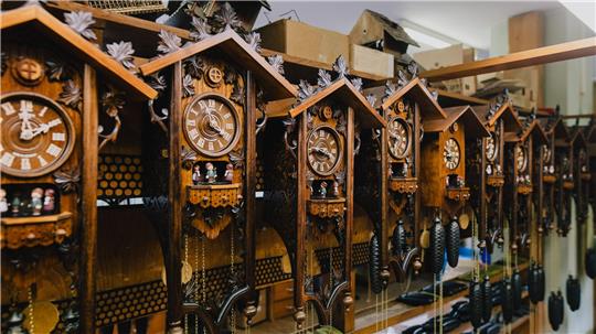 Hersteller streben einen Schutz der Kuckucksuhr als Kulturerbe an. 