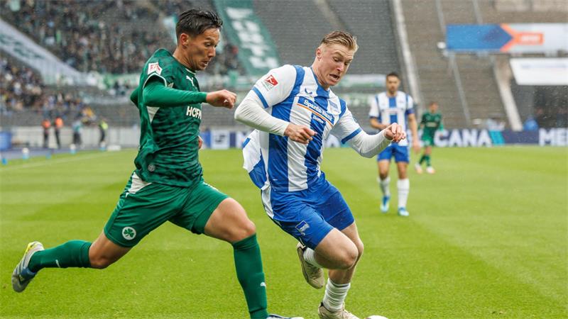 Hertha BSC musste gegen Greuther Fürth wie hier Verteidiger Julian Eitschberger (r.) hart arbeiten.