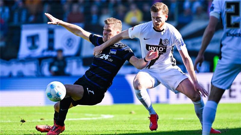 Hertha kassiert 0:4-Abreibung bei Leitls Auswärtspremiere Hertha BSC um Florian Niederlechner (l) kassierte eine böse Schlappe gegen die SV Elversberg.