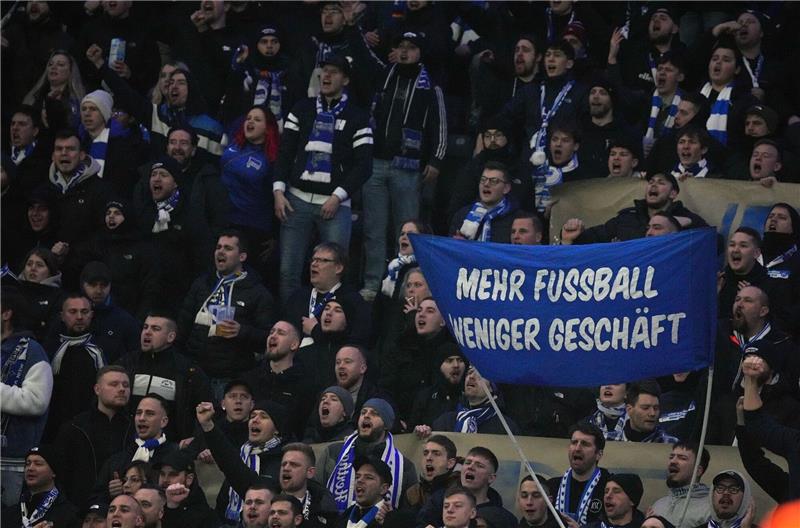 Hertha-Fans über Unterbrechung: Protest sichtbarer machen Hertha-Fans protestieren gegen den geplanten Investoren-Einstieg bei der DFL.
