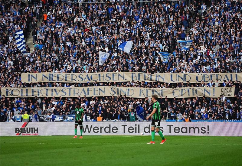 Hertha-Fans zeigen den Schriftzug "In Niedersachsen, Berlin und überall - Kollektivstrafen sind keine Option".