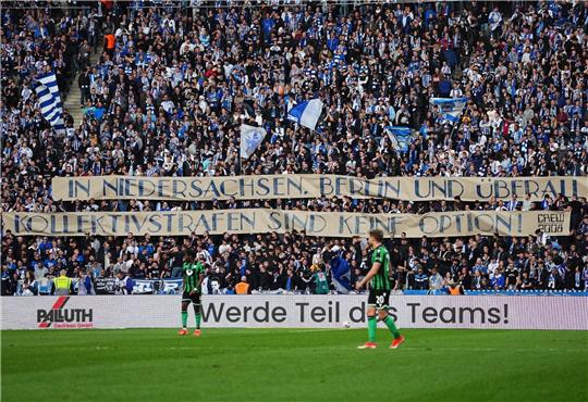 Hertha-Fans zeigen den Schriftzug "In Niedersachsen, Berlin und überall - Kollektivstrafen sind keine Option".