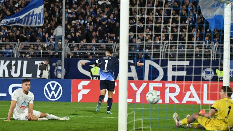 Mit Mühe gegen Dorfclub: Hertha erreicht Pokal-Achtelfinale Hertha-Kapitän Josip Brekalo erlöst die Hertha beim Viertligisten Jeddeloh II.