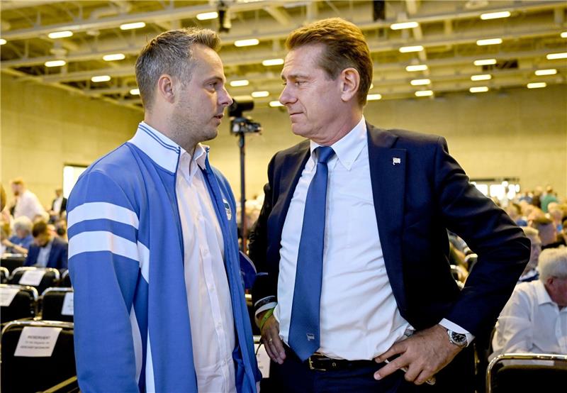 Torsten-Jörn Klein wieder Aufsichtsratschef bei Hertha BSC Hertha-Präsident Kay Bernstein (l) und Torsten-Jörn Klein. Klein ist wieder Aufsichtsratschef bei Hertha BSC.