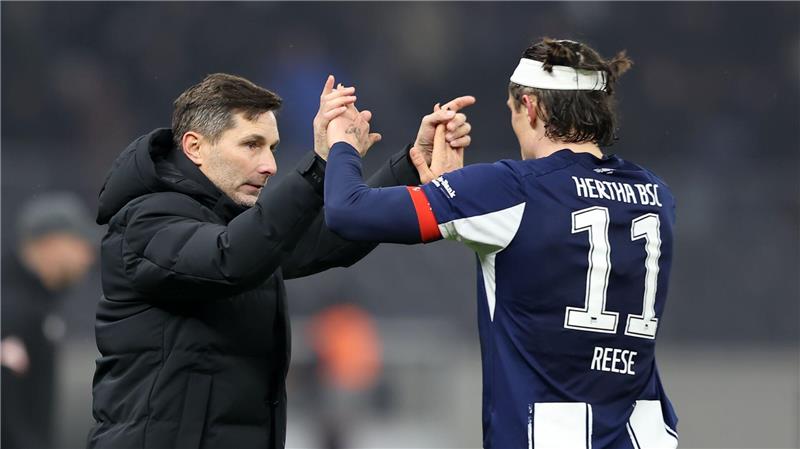 Hertha-Trainer Stefan Leitl und Fabian Reese (r) wollen den Rückenwind aus dem Pokal gegen Hannover mitnehmen.