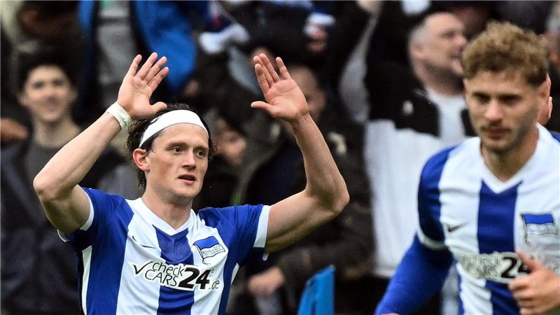 Herthas Fabian Reese (l) gab erst seine Vertragsverlängerung bekannt und erzielte dann den Ausgleich für die Berliner.