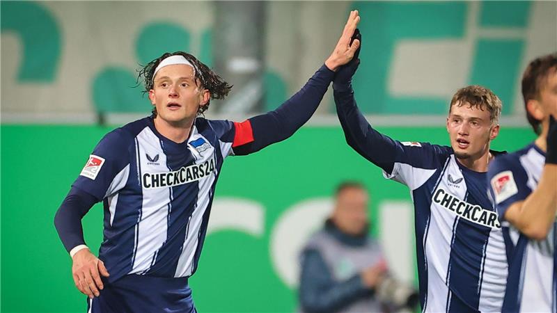 Herthas Fabian Reese (l) trifft gegen seinen früheren Verein Fürth.