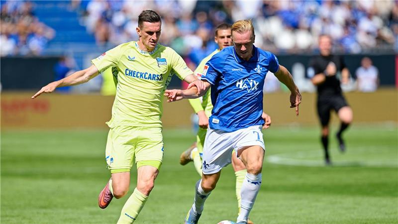 Herthas Niklas Kolbe (l) und Darmstadts Isac Lidberg kämpfen um den Ball.