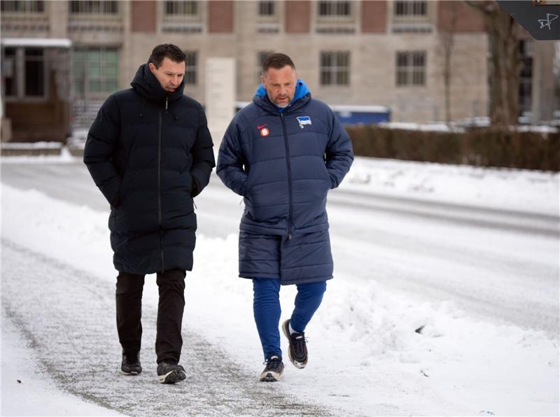Trainer Dardai nach Bernstein-Tod: „Sehr hartes Schicksal” Herthas Sportdirektor Benjamin Weber (l) und Trainer Pal Dardai laufen vom Kabinentrakt zum Trainingsplatz.