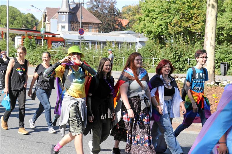 640 Demonstranten für buntes Goslar und sexuelle Vielfalt Herz zeigen: Start der Gruppe am Goslarer Bahnhof.