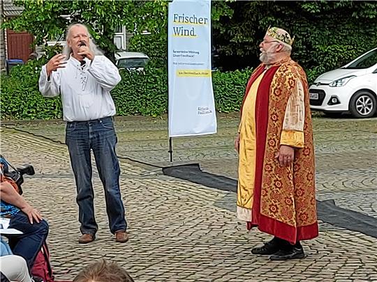 Herzensangelegenheit: Barde Axel Dietsch (links) erzählt Kaiser Heinrich III. von der Bedeutung des Herzens für die Musik. Foto: Jelinski