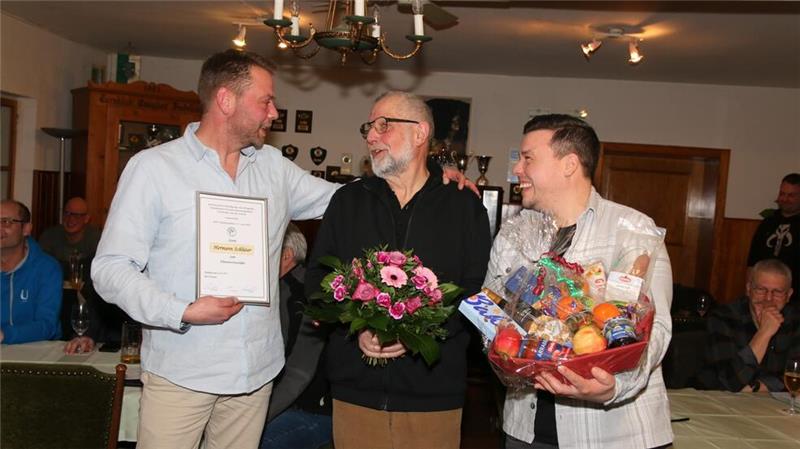Hermann Schlüter lotst Angler seit 30 Jahren durch stürmische Zeiten Herzlich ist der Abschied aus dem Vorstand. Hermann Schlüter verschwindet aber nicht aus dem Vereinsleben. Er wird zum Ehrenvorsitzenden des ASV Palandsmühle benannt. Manuel Damke (1. Vorsitzender) und Dennis Höhmann (Vize) gratulieren.