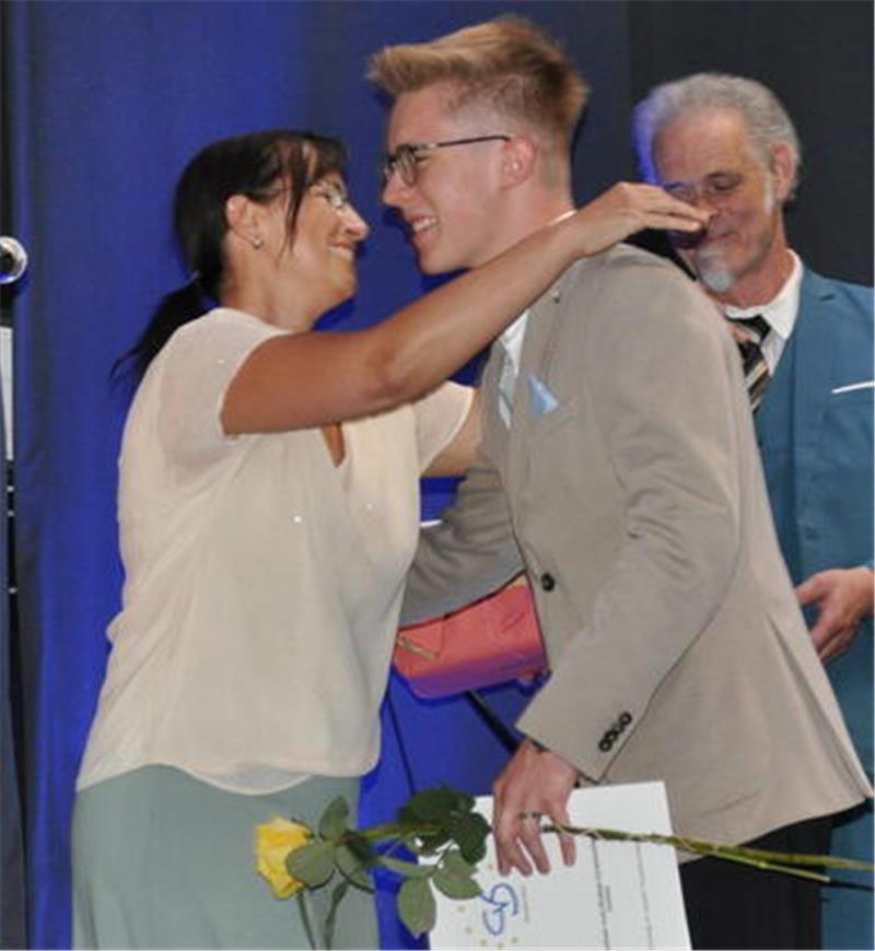Goslarer CvD-Gymnasium entlässt seinen Premieren-Jahrgang Herzlich umarmt: Lehrerin Nadine Borchers bedankt sich bei Finn Weißenborn für sein Engagement in der Sanitäter-AG.