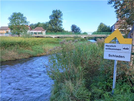 Herzlich willkommen geheißen werden die Kanuten, die auf ihrer Okertour in Schladen haltmachen. Im Moment hat die Oker dort eine normale Höhe mit einer ganz ordentlichen Fließgeschwindigkeit. Foto: Neddermeier