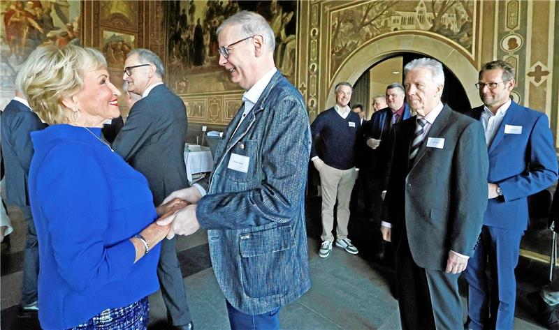 Herzlich willkommen (v.l.): Helga Tessner begrüßt Günther Jauch als Freund der Familie. In der Warteschlange folgen der frühere GZ-Anzeigenleiter Gerd Niehus und GZ-Verleger Philipp Krause. Die CDU-Ratsherren Maik Jankwosky (l.) und Bengt Kreibohm schauen aus dem Hintergrund zu. Foto: Epping