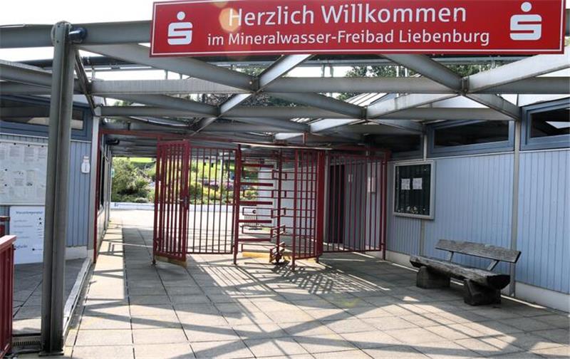 Fehlende Freibadgäste bereiten Sorgen Herzlich wirbt das Schild über dem Eingang, dennoch gingen in der Saison 2024 die Besucher um 50 Prozent zurück.