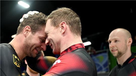 Herzlichen Glückwunsch: Francesco Friedrich gratuliert Johannes Lochner.